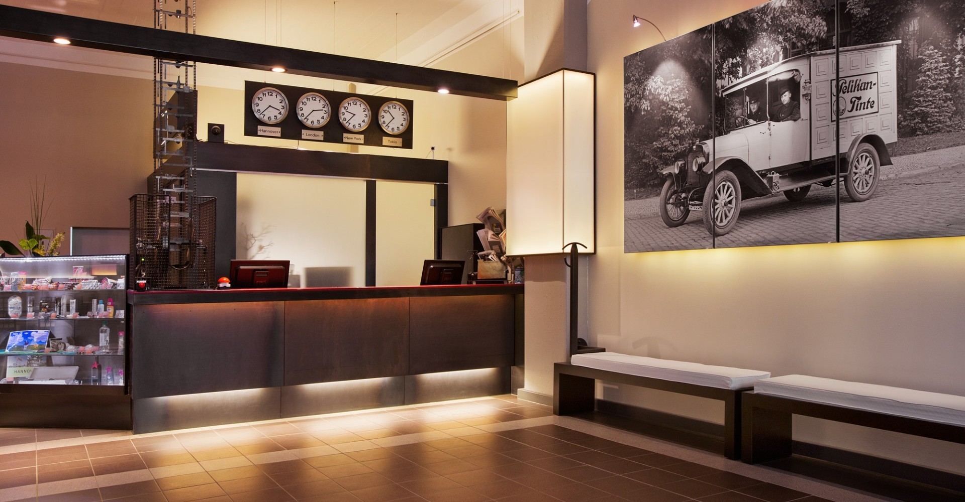 Front Desk Rezeption im industriellen Stil, welche an die ehemalige Pelikan-Fabrik erinnert.
